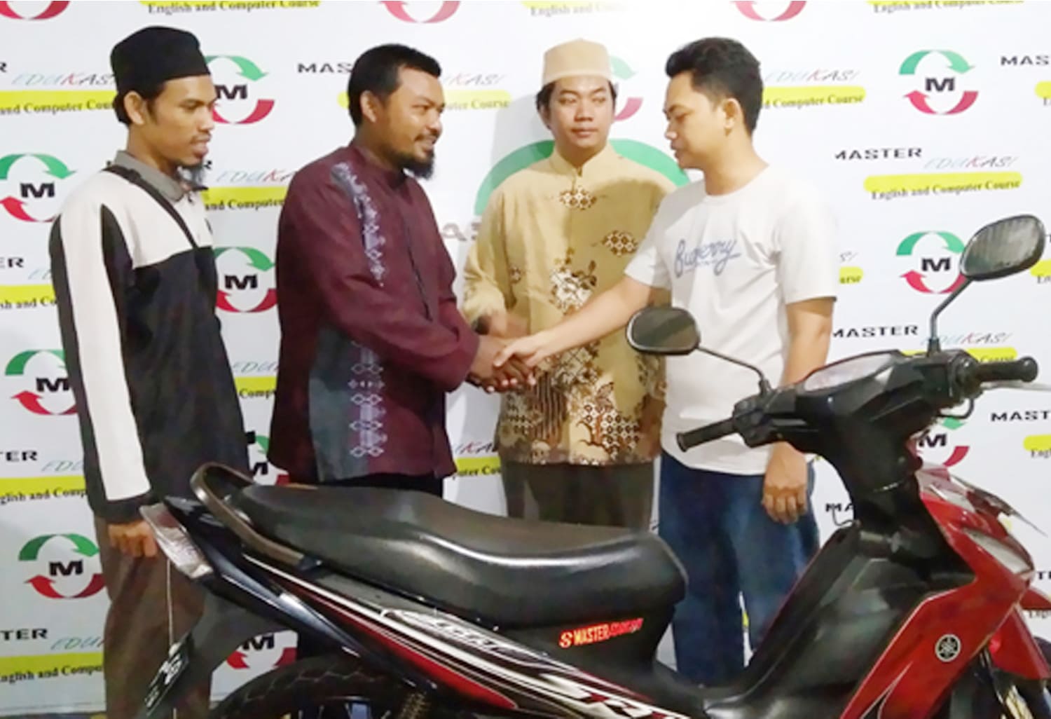 Muhammad Abdullah bin Khaidir, pemilik tempat kursus Bahasa Inggris Master Edukasi Batam (paling kanan), didampingi Muhammad Sulaiman Candra P. P. Jubron Fahirro Al Mahdiy, Co-Funder &amp; CEO Yayasan An Nubuwwah Batam (kemeja batik dan berpeci) saat menghibahkan satu unit sepeda motor kepada Ustaz Subur pada Sabtu (16/12/2017) malam