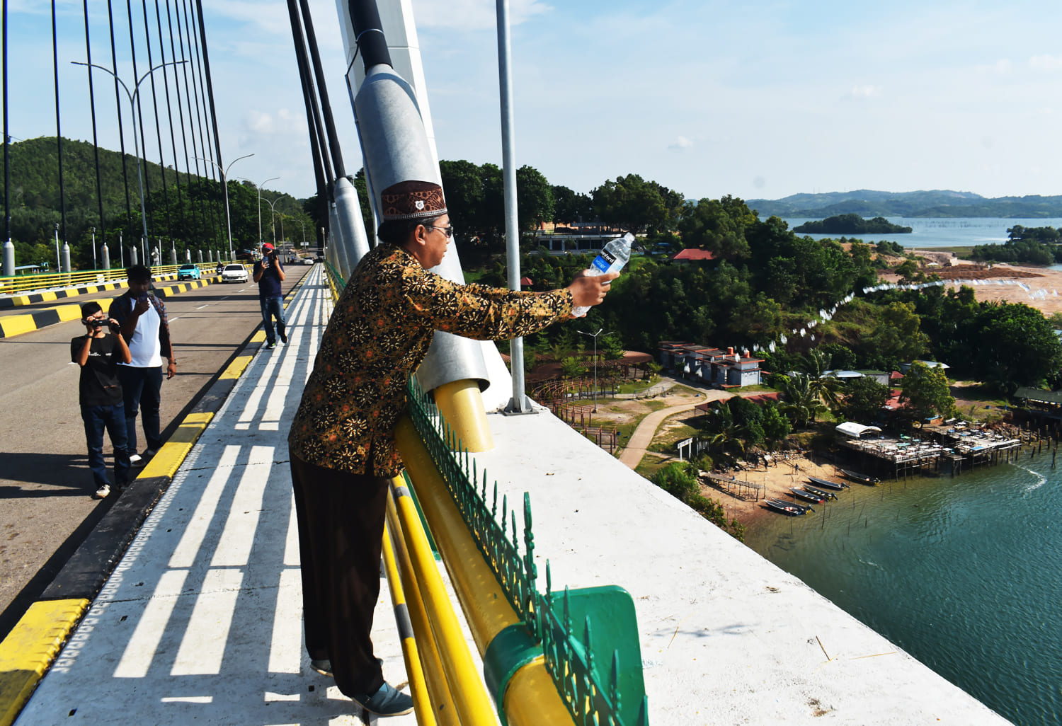 CEO Yayasan An Nubuwwah Batam, Muhammad Candra P. Pusponegoro Al Jubron Fahirro saat prosesi Ruqyah Jembatan I Barelang Batam Kepulauan Riau Jumat 19 Juli 2024 pukul 8:52 WIB
