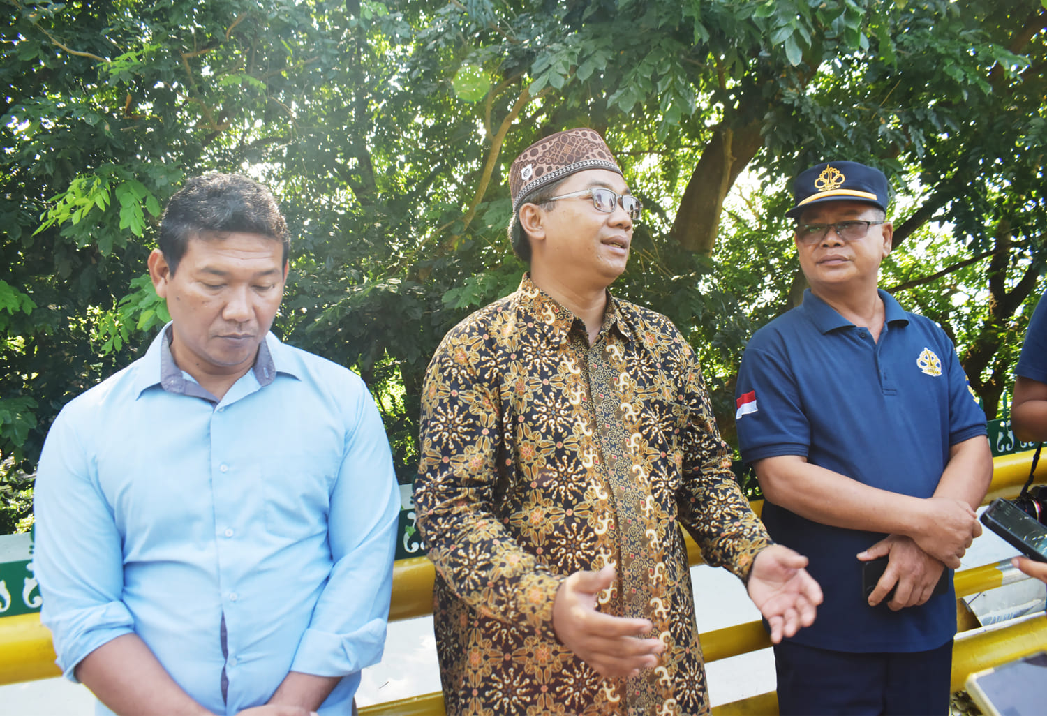 CEO Yayasan An Nubuwwah Batam, Muhammad Candra P. Pusponegoro Al Jubron Fahirro (kemeja batik) didampingi Kanit Intel Polsek Sagulung Kota Batam Aiptu Masri, S.H. (kiri) dan Kepala Pos Pengawasan dan Pengamanan Jembatan I-VI Barelang Batam, Amron Manulang saat memberikan keterangan pers usai prosesi Ruqyah Jembatan I Barelang Batam, Jumat 19 Juli 2024 pukul 9:30 WIB