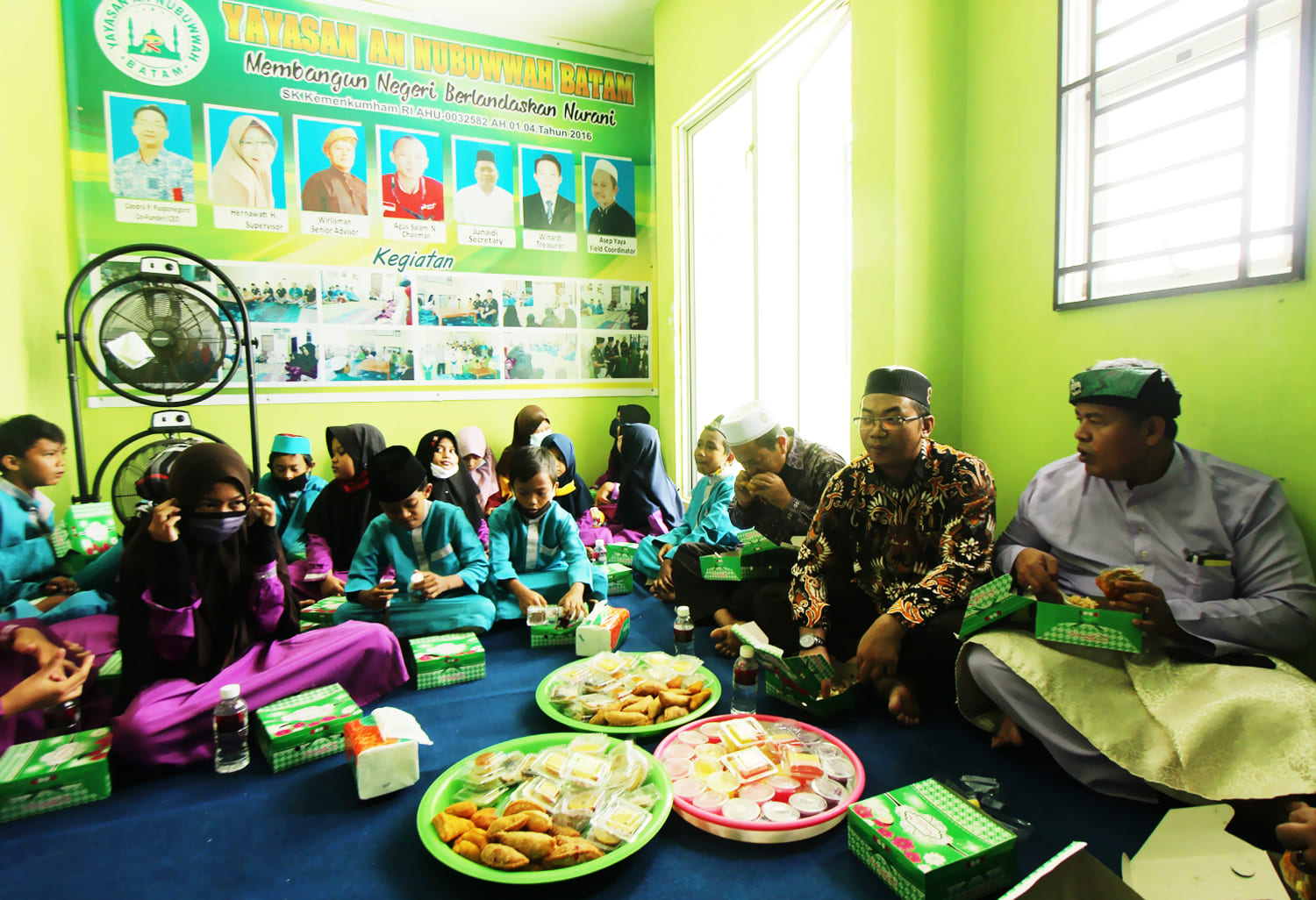 Co-Funder/CEO Yayasan An Nubuwwah Batam (paling kiri) Candra P. Pusponegoro, didampingi Wirlisman SH, Senior Advisor Yayasan An Nubuwwah Batam (tengah) saat menerima bantuan sembako dampak COVID-19 dari SKK Migas, Medco Energi, Premier Oil, dan Star Energy, Selasa 17 November 2020 di Batam Kepulauan Riau