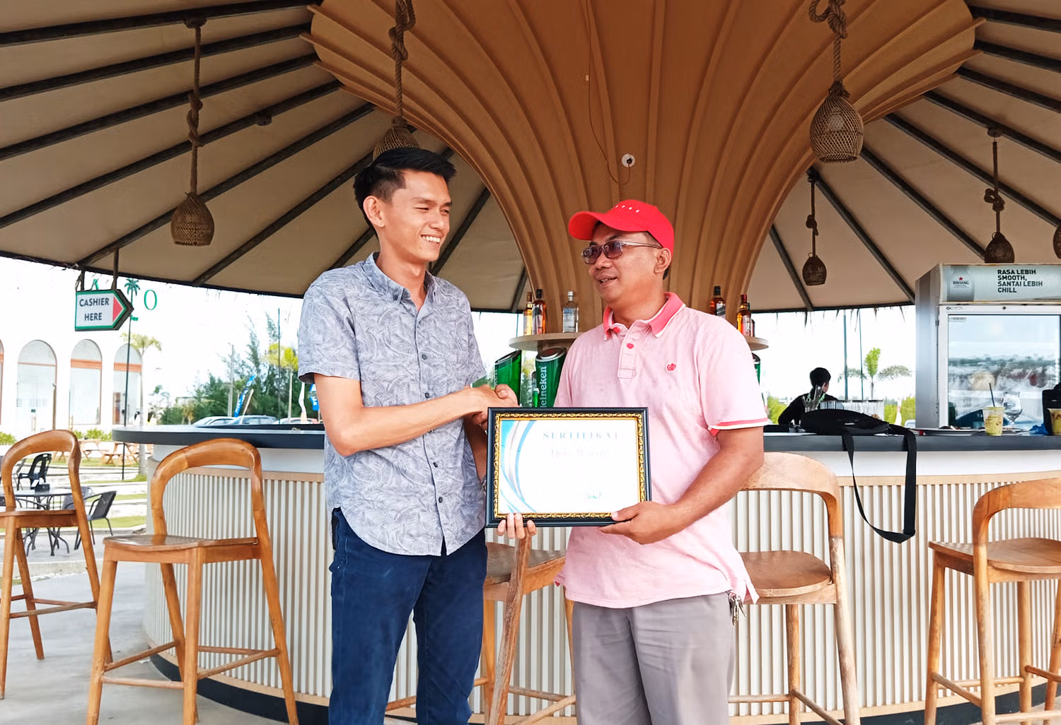 Candra P. Pusponegoro, CEO Yayasan An Nubuwwah Batam (kanan) saat menyerahkan sertifikat penghargaan kepada Hery Warsito, Manajer dan Penanggung Jawab Alio Beach Cafe and Bar di lokasi Alio, Bengkong Laut, Kecamatan Bengkong, Batam, Kepulauan Riau, Minggu (9/6/2024)